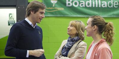 González Terol visita a los comerciantes, niños y deportistas de Boadilla