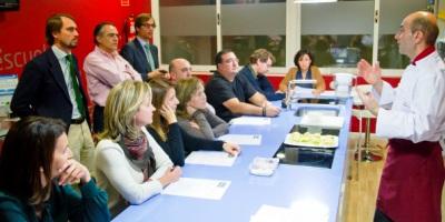 Aprenden a preparar tapas en la Gastroescuela de Boadilla