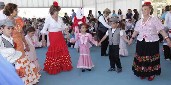 Los niños y mayores de Boadilla muestran su lado más castizo para celebrar San Isidro