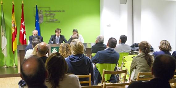 Boadilla se reúne con sus comerciantes para actualizarles sobre la actividad comercial