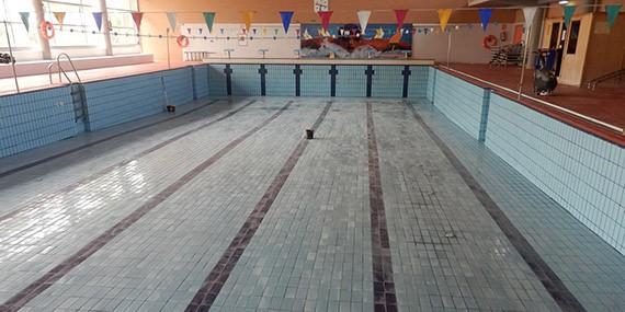 La renovada piscina municipal abre sus puertas