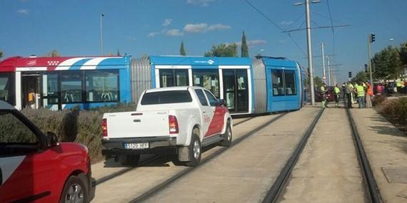 Un coche colisiona con un tren de Metro Ligero