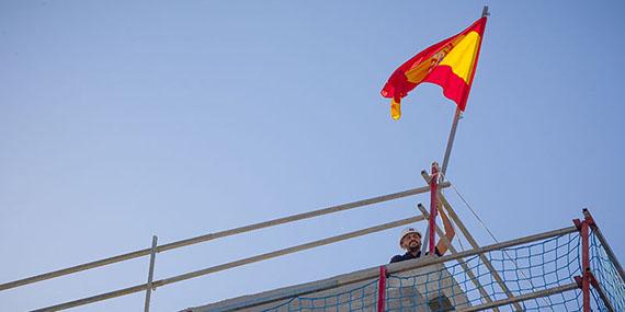 Puesta de bandera en las viviendas públicas de Valenoso