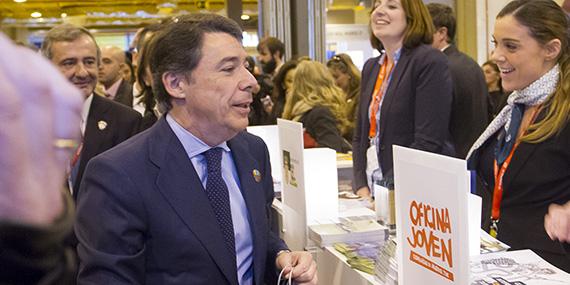 Ignacio González visita el mostrador de Boadilla en FITUR