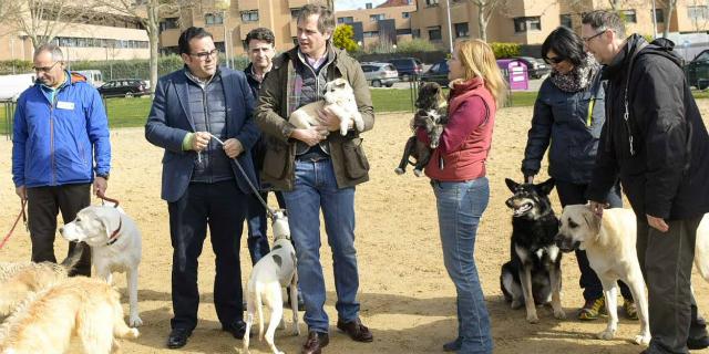 Boadilla anima a los vecinos a adoptar mascotas en el centro de recogida de animales