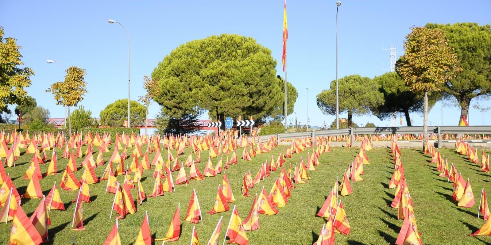 Miles de banderas de España colocadas en Boadilla en recuerdo a los fallecidos por la pandemia 