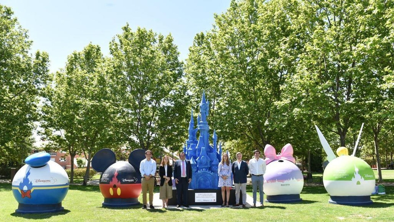 Boadilla presenta el castillo de la Bella Durmiente fabricado con 300 kilos de vidrio reciclado