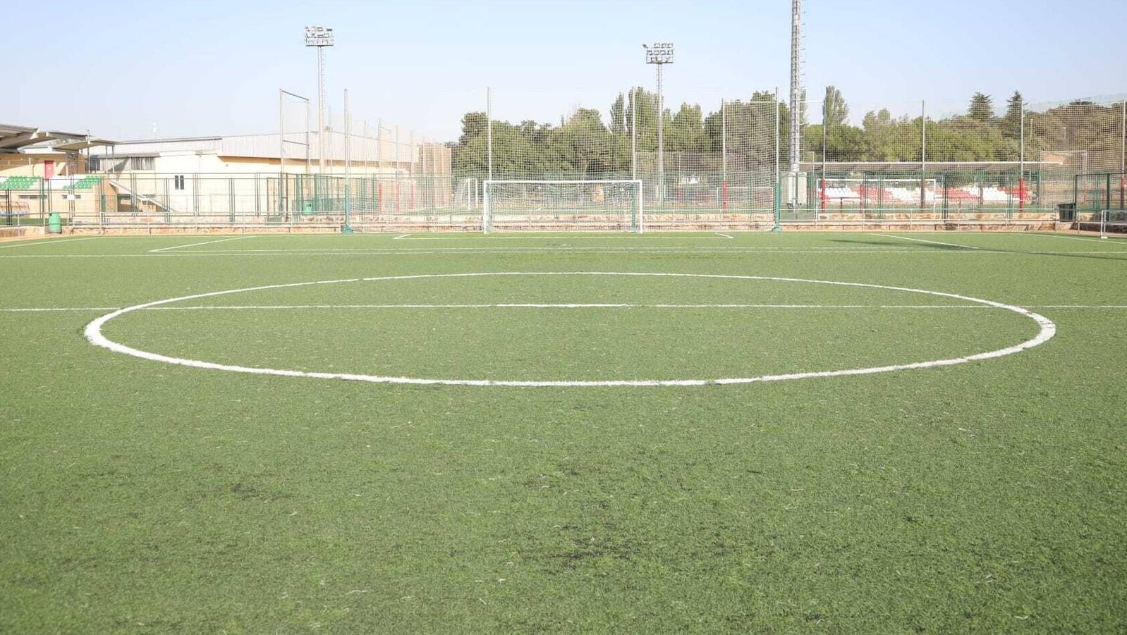 Boadilla trabaja en la renovación del césped artificial en los campos del Complejo Deportivo Municipal