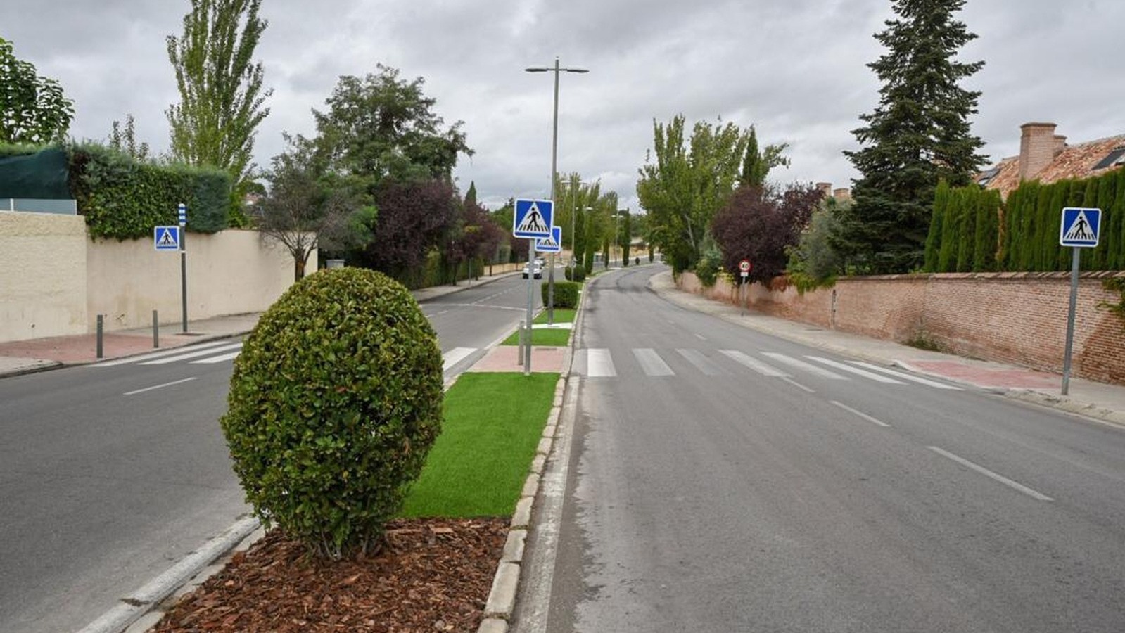 Boadilla instala césped artificial en las isletas para ahorrar cerca de cinco millones de litros de agua al año