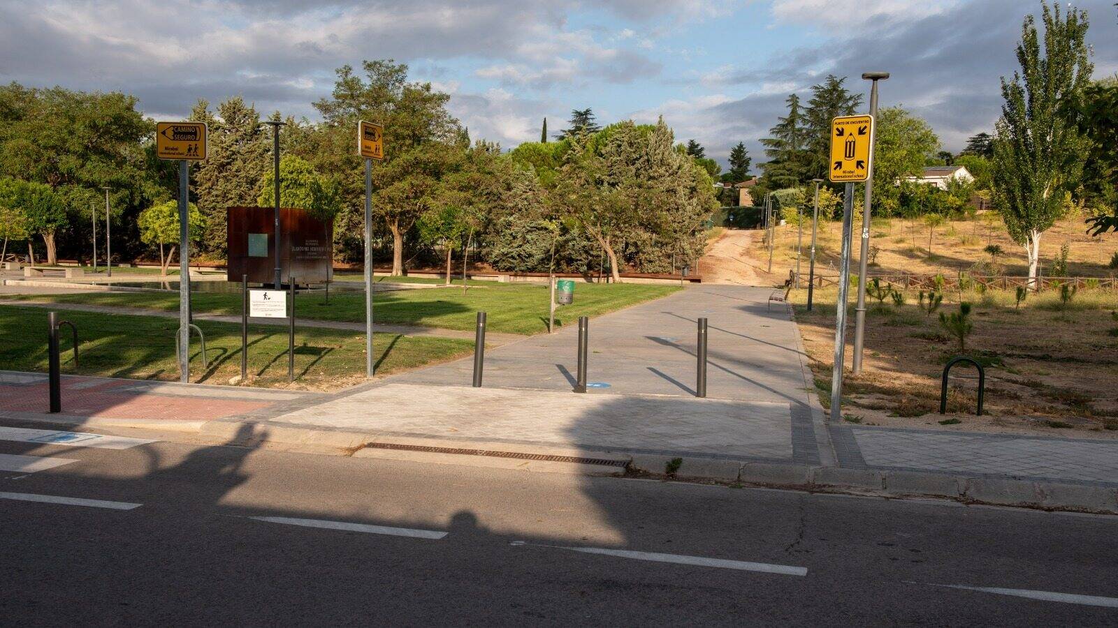 Boadilla refuerza la señalización para mejorar el acceso peatonal a varios colegios