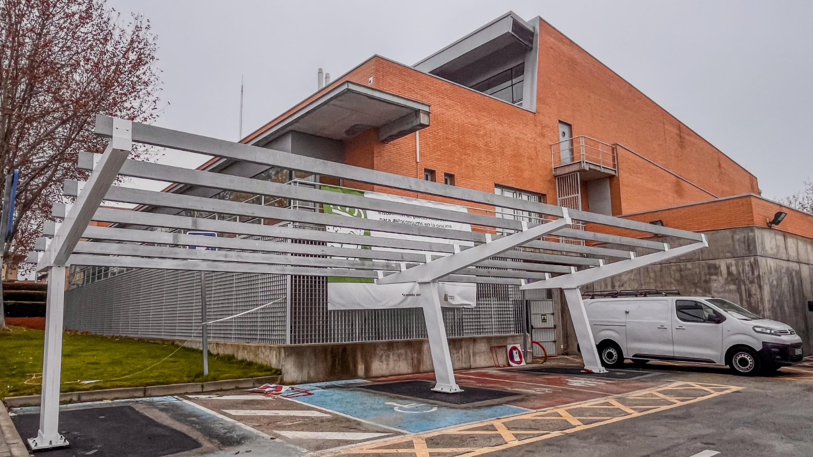 El Ayuntamiento de Boadilla instala marquesinas solares en la piscina cubierta