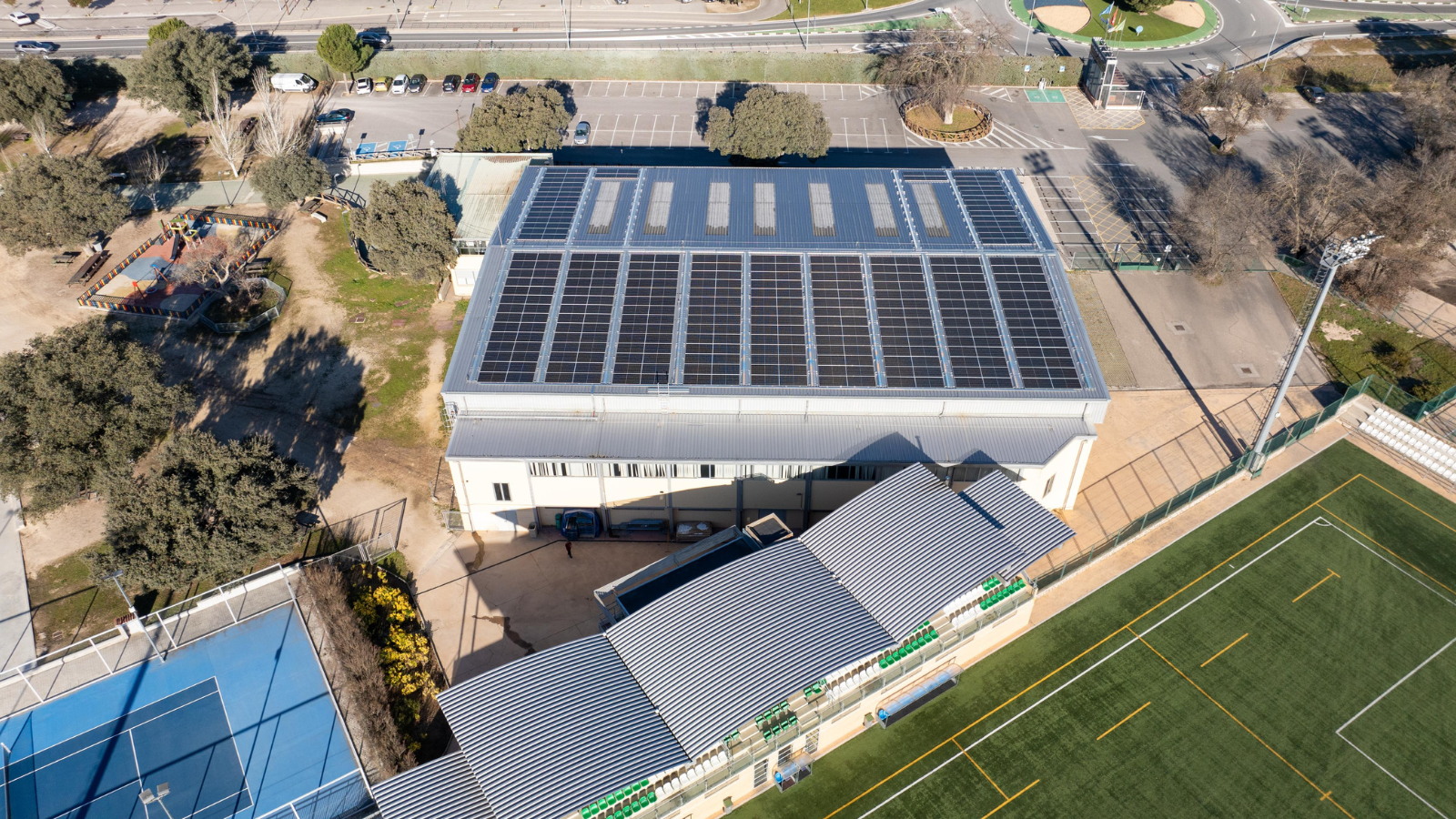 Boadilla del Monte avanza en sostenibilidad con la instalación de placas solares en sus centros deportivos