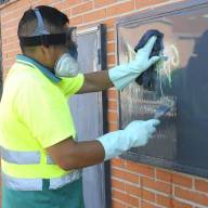 Intensa actividad del servicio de limpieza de Boadilla del Monte para eliminar los grafitis