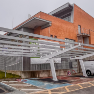 El Ayuntamiento de Boadilla instala marquesinas solares en la piscina cubierta